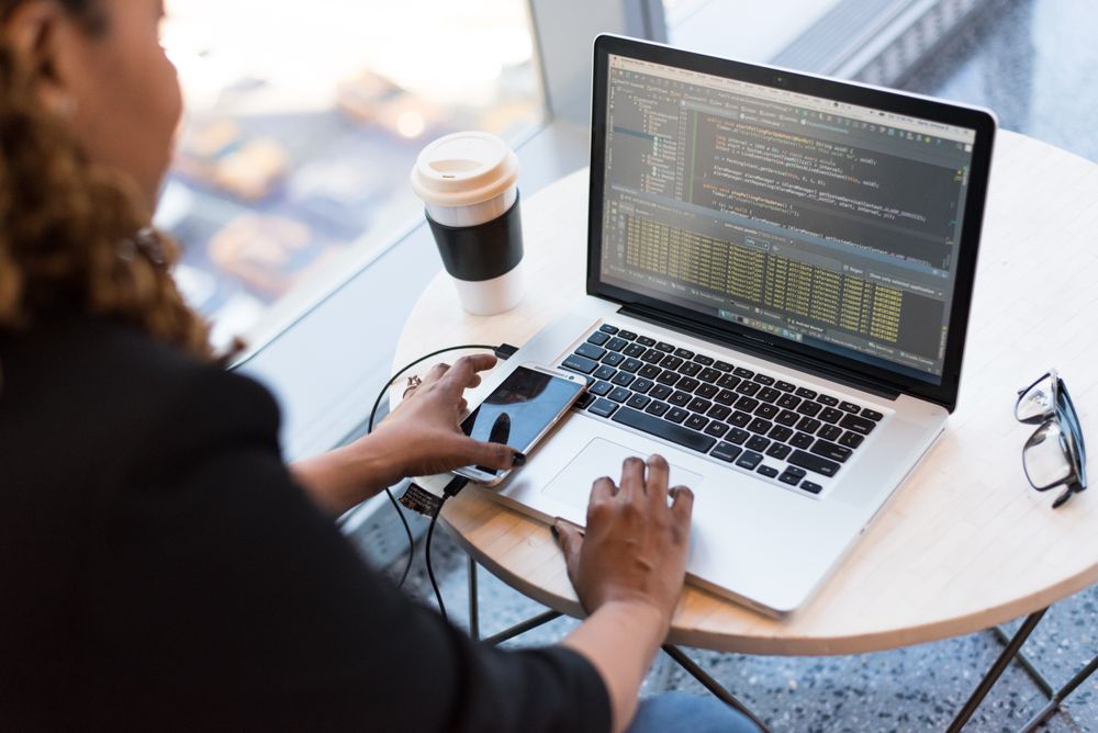 Notebook aberto em uma mesa de trabalho com acessórios de escritório